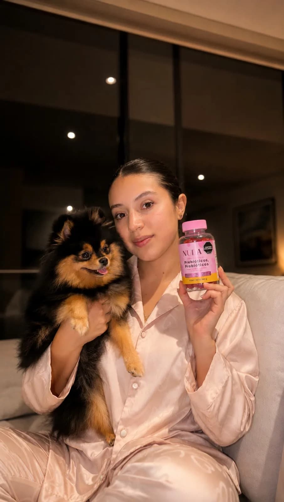 Mujer en pijama con su frasco NUDA y su perrito
