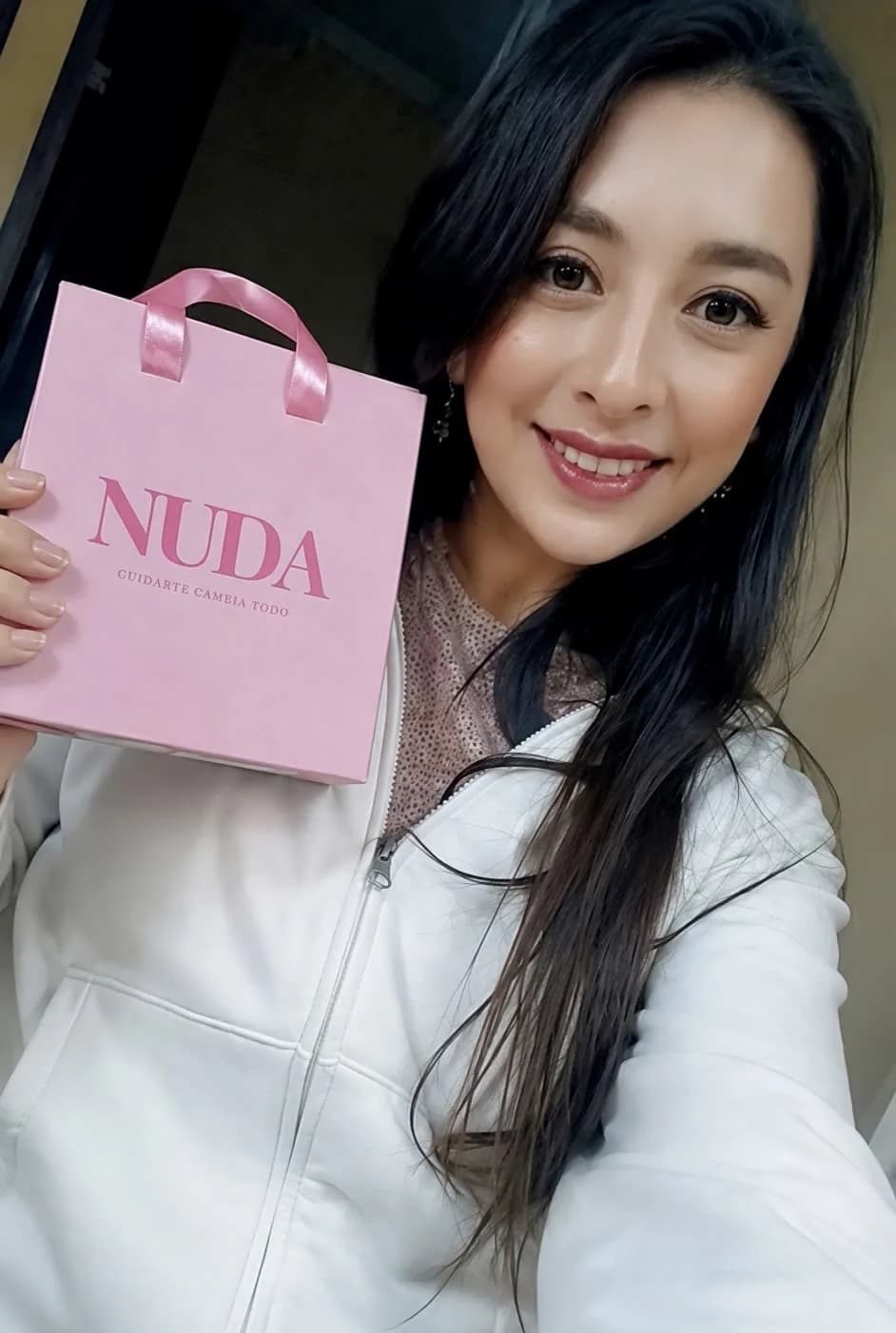 Selfie con la bolsa NUDA · Cuidarte cambia todo