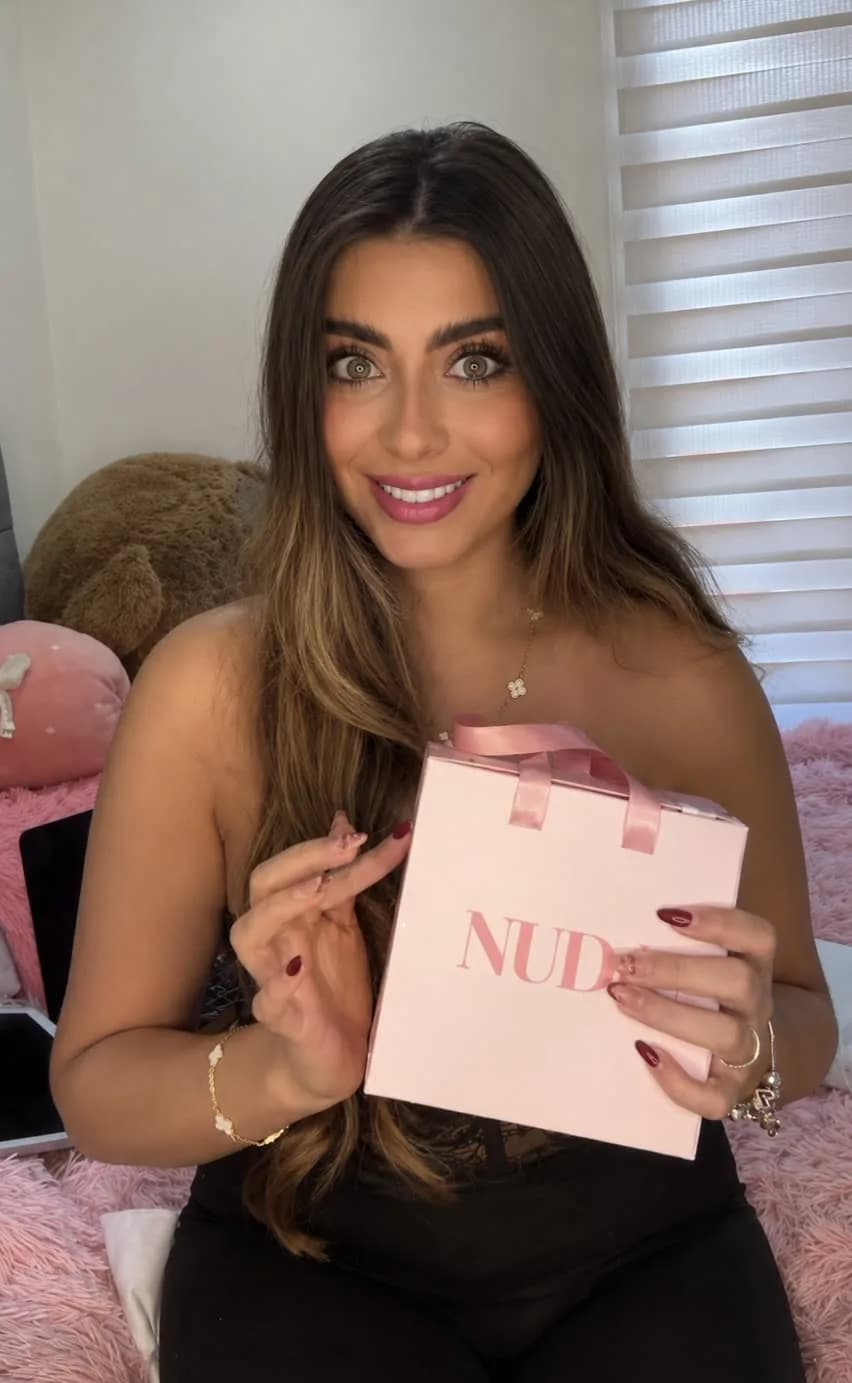 Mujer con su bolsa de regalo NUDA