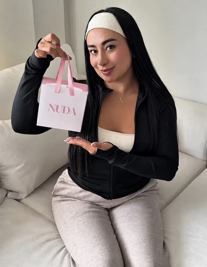 Mujer presentando la bolsita NUDA