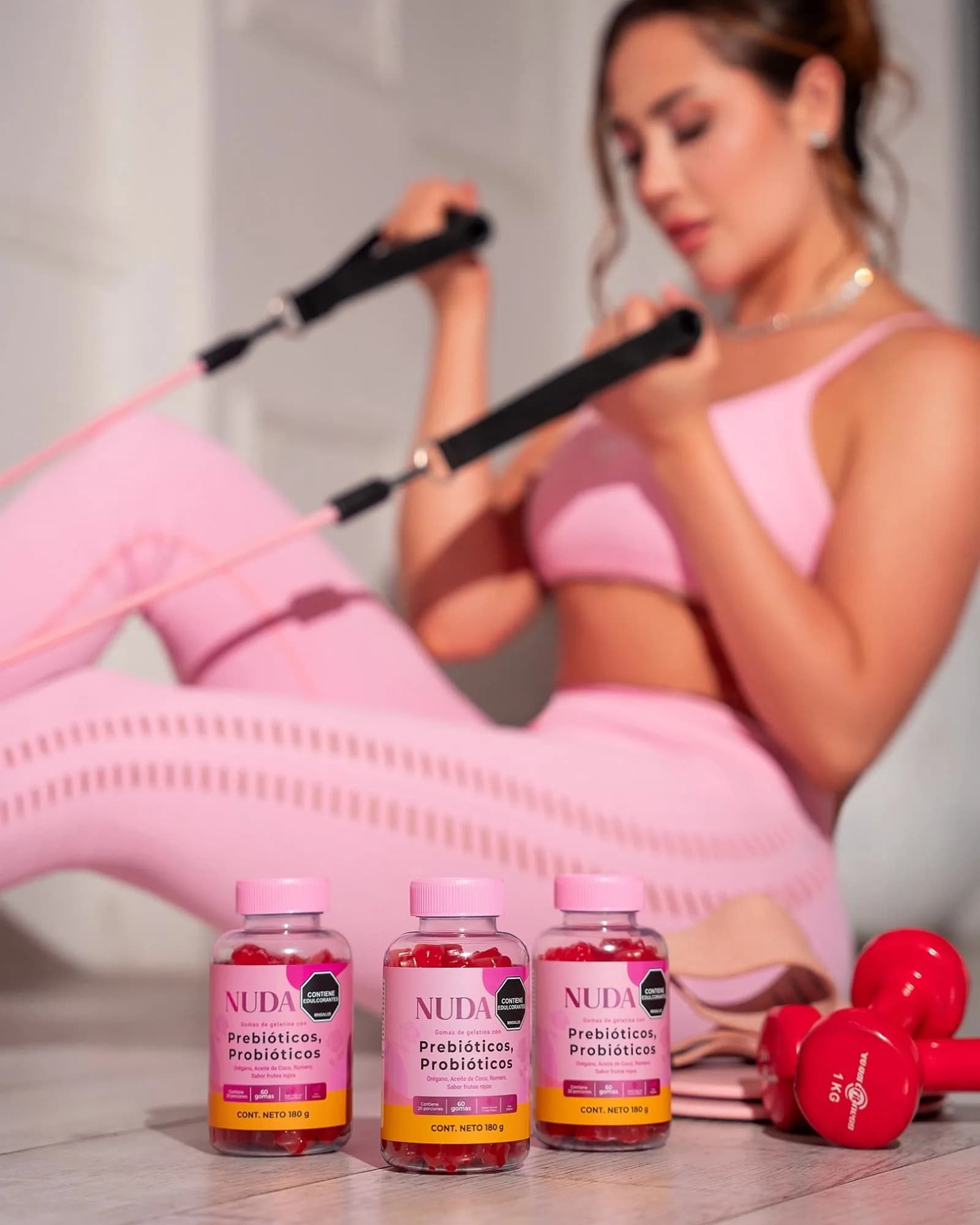 Editorial NUDA · fitness con frascos de gomas